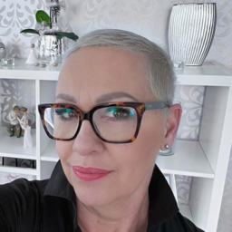 Janna Ildikó Becze-Oszvald